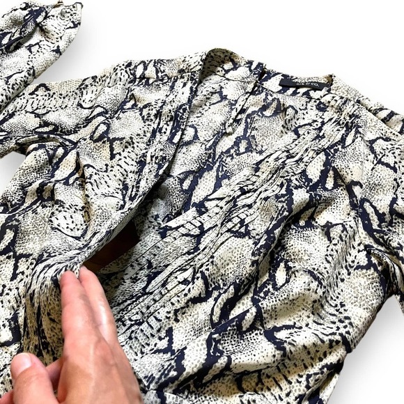 Arc & Co Long Sleeve Snakeskin Print Shortalls Romper Size Large - Picture 6 of 15